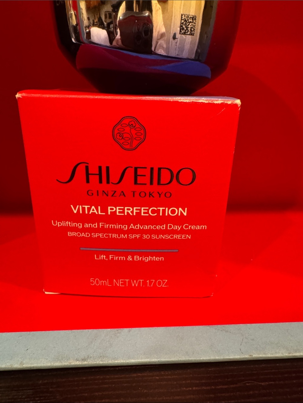 Shiseido Vital Perfection Day Cream SPF 30 - Red
